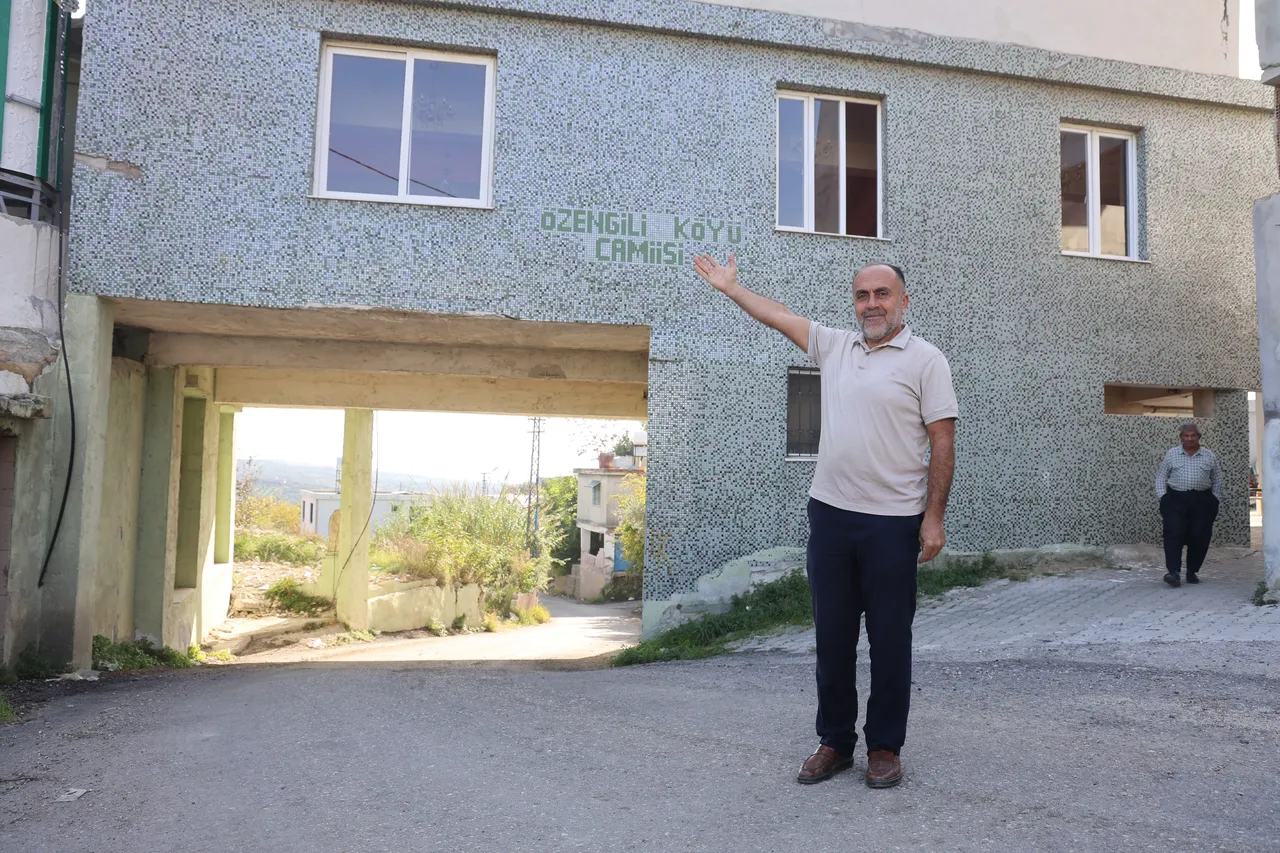 Bu caminin altından 6 metrelik yol geçiyor! Görenler dönüp bir daha bakıyor