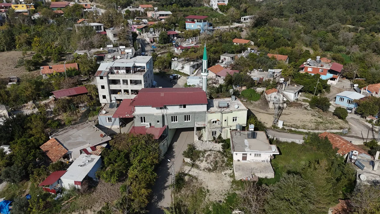 Bu caminin altından 6 metrelik yol geçiyor! Görenler dönüp bir daha bakıyor