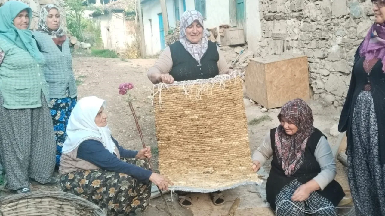 Çal'da keşfedilen benzersiz dokuma: Mısır kabuğu ile hasır yapılıyor