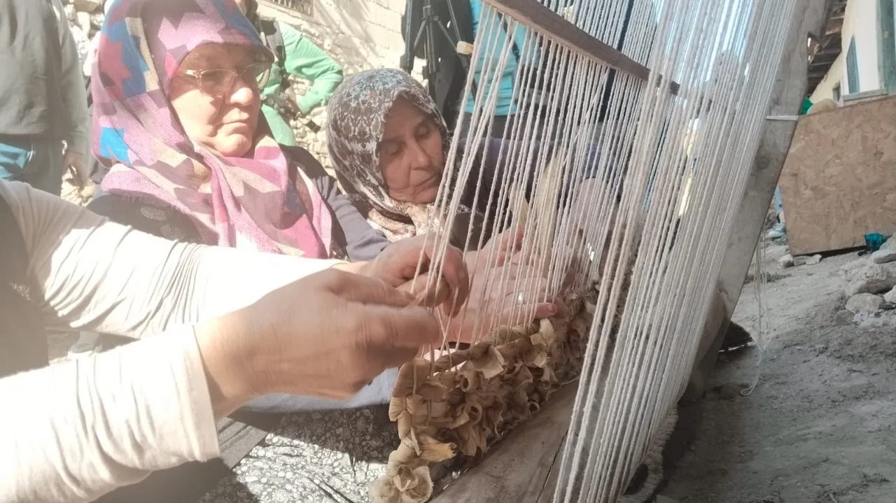 Dokuma tezgahlarında işleniyor