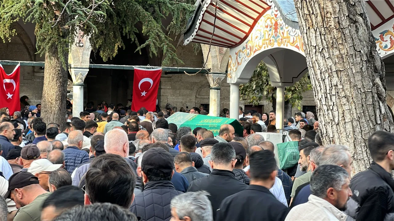 Evdeki aile yemeği ölümle bitti... Rümeysa Sanpur cinayetinde 12 gözaltı