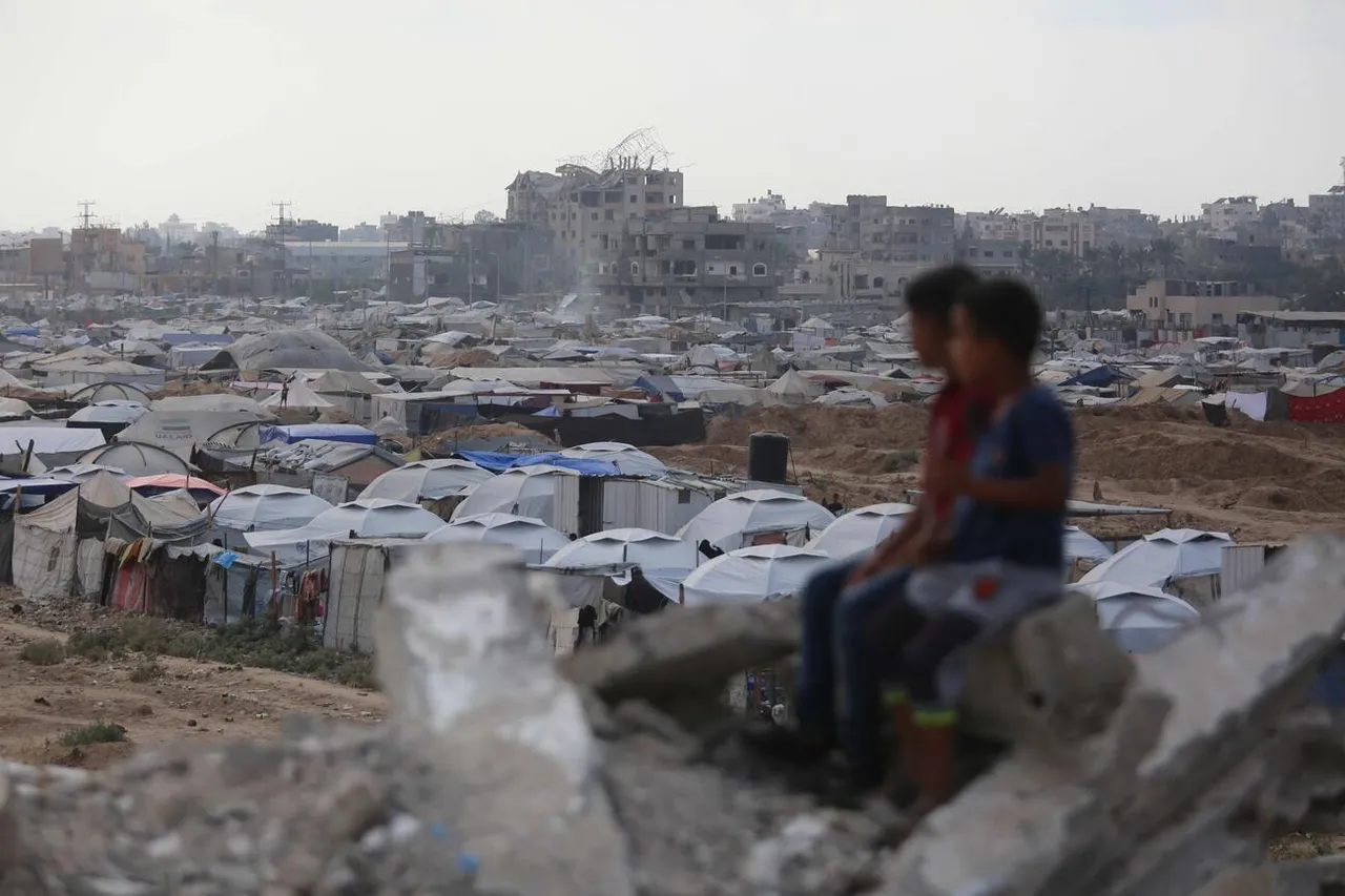 Yıkıma uğramış Gazze Şeridi'nde enkaza bakan çocuklar