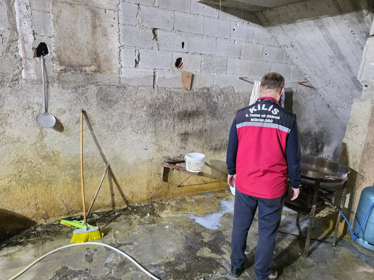 Kilis'te bir evin garaj bölümünde süt üretimi