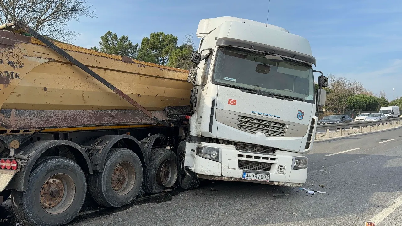 İki kamyon çarpıştı, sürücü araçta sıkıştı