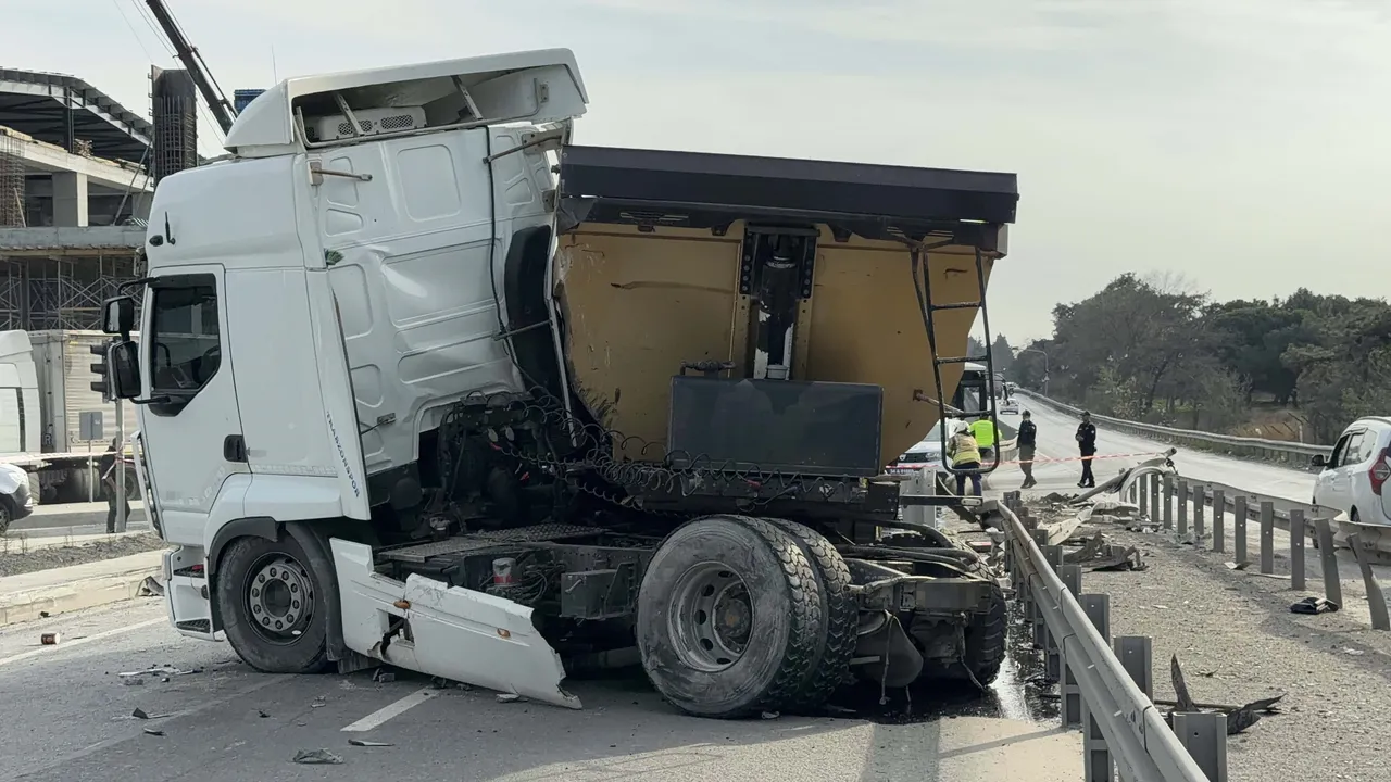 İki kamyon çarpıştı, sürücü araçta sıkıştı