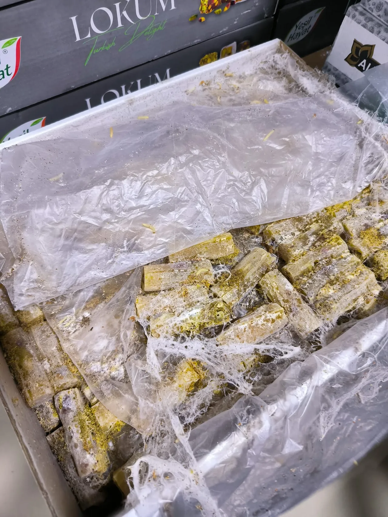 İşletmede büyük skandal! 2 ton bozuk ürün ele geçirildi