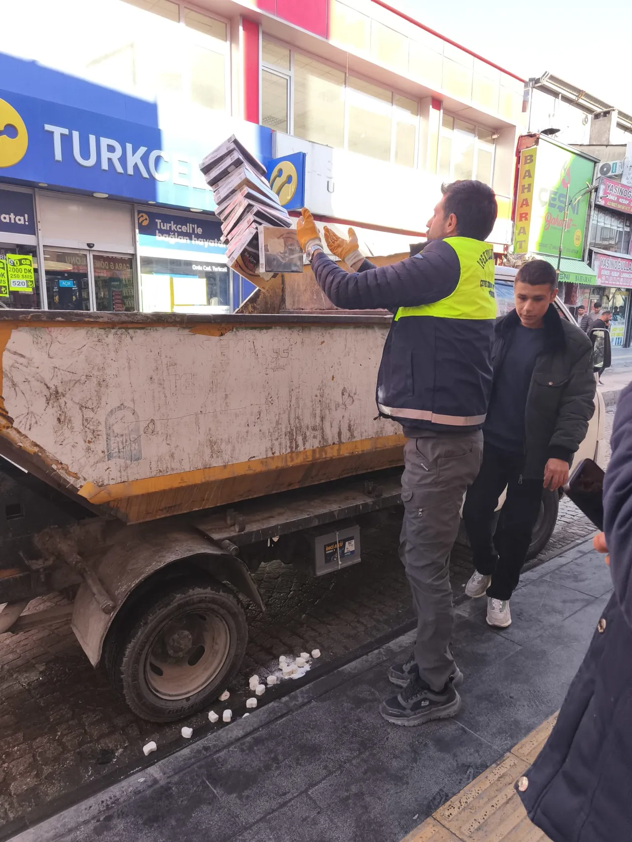 İşletmede büyük skandal! 2 ton bozuk ürün ele geçirildi