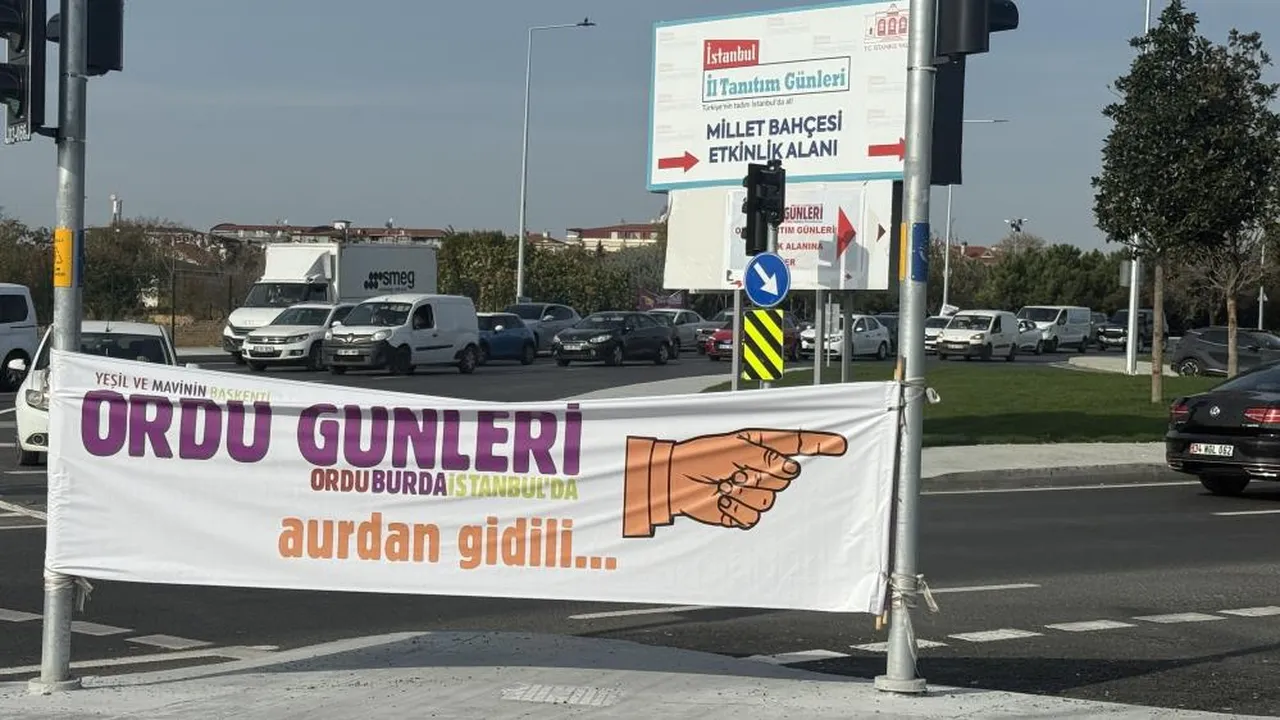 İstanbul'da bu pankartları gören şaşırdı: 'Madanızı açacak çok şey var'