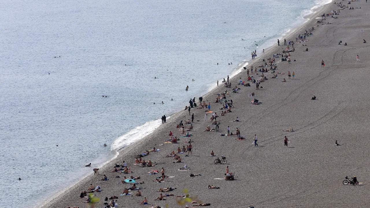 Kasım ayında denize girdiler! Kış bu kentimize daha uğramadı