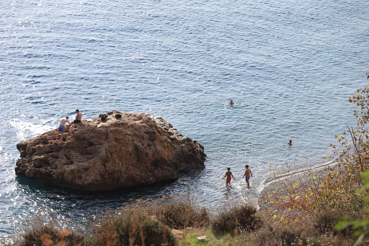 Kasım ayında denize girdiler! Kış bu kentimize daha uğramadı
