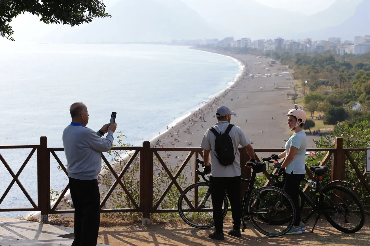 Kasım ayında denize girdiler! Kış bu kentimize daha uğramadı