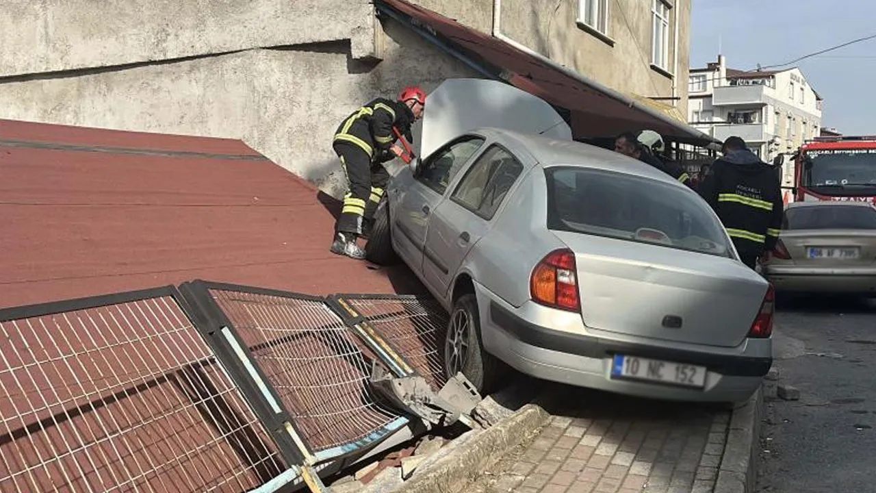 Mahallede büyük şaşkınlık! Kontrolden çıkan araç evin çatısına oturdu