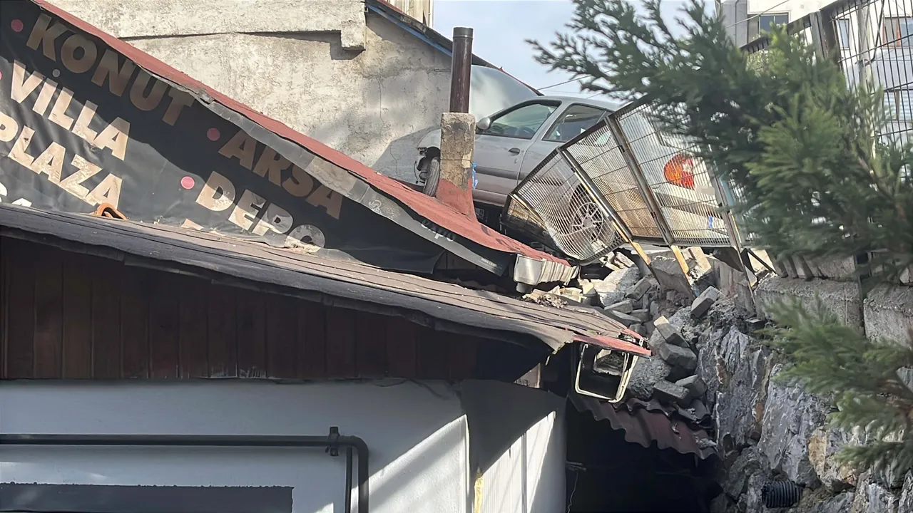 Mahallede büyük şaşkınlık! Kontrolden çıkan araç evin çatısına oturdu