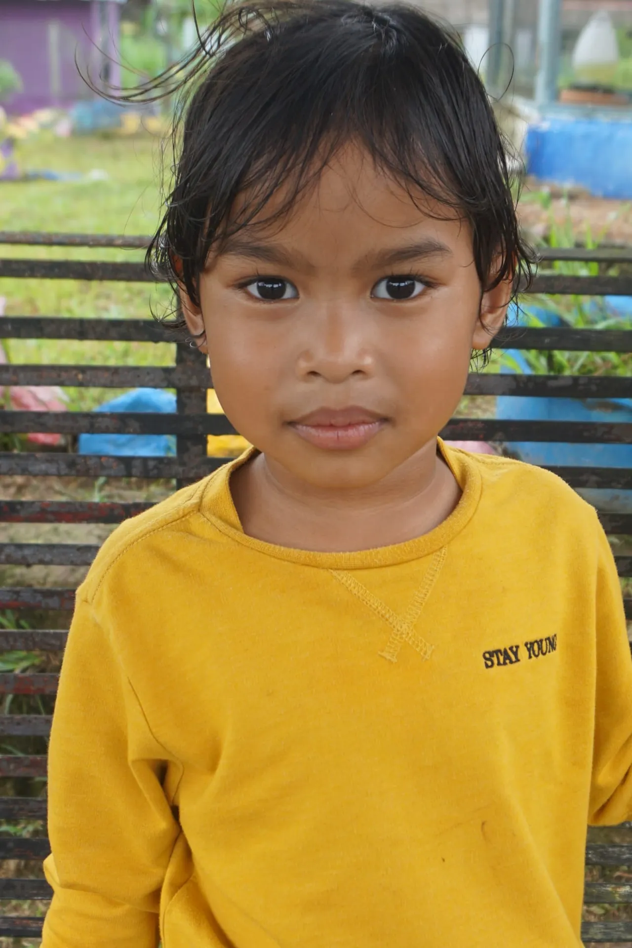 Palm bahçesinde Malezyalı bir çocuk