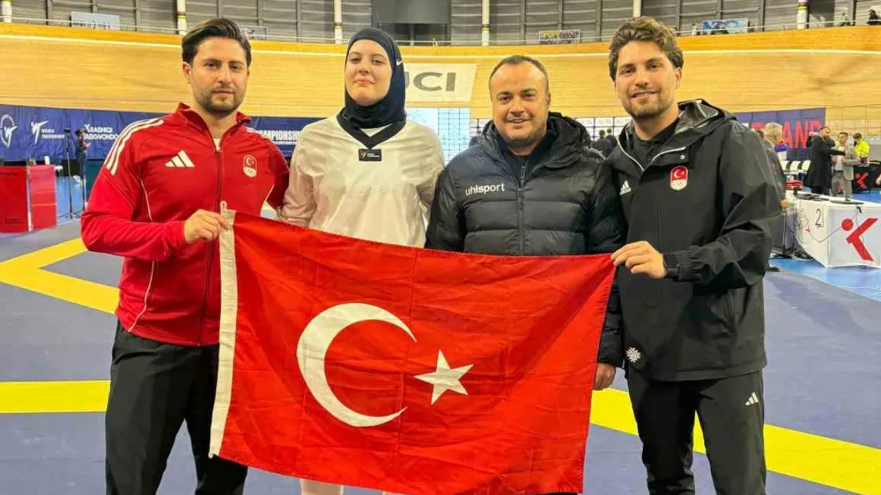 Elifnaz Köseoğlu ve antrenör ekibi