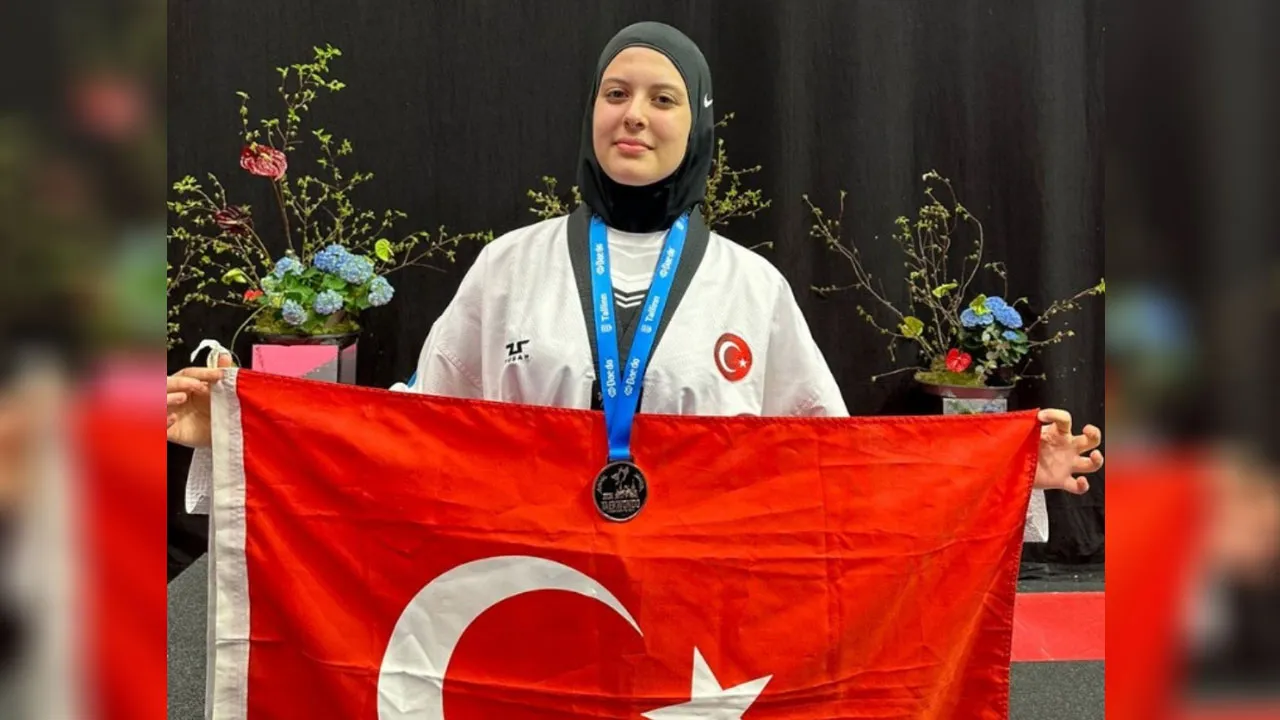 Milli tekvandocu Elifnaz Köseoğlu, Avrupa'da tarih yazdı