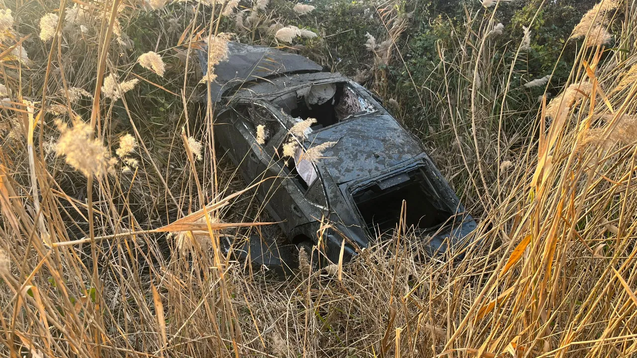 Otomobil sazlık alana uçtu, 2 kişi can verdi