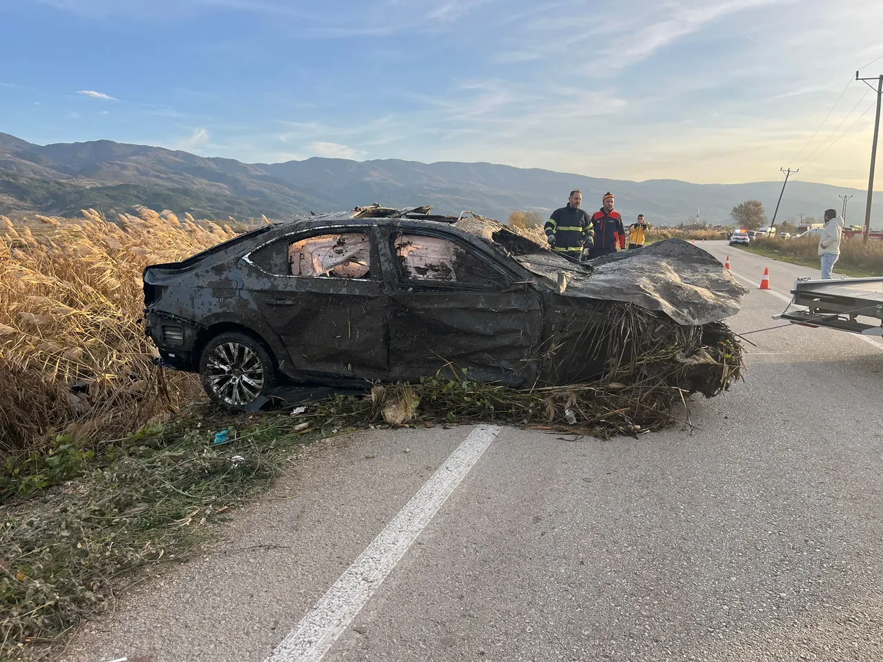 Otomobil sazlık alana uçtu, 2 kişi can verdi
