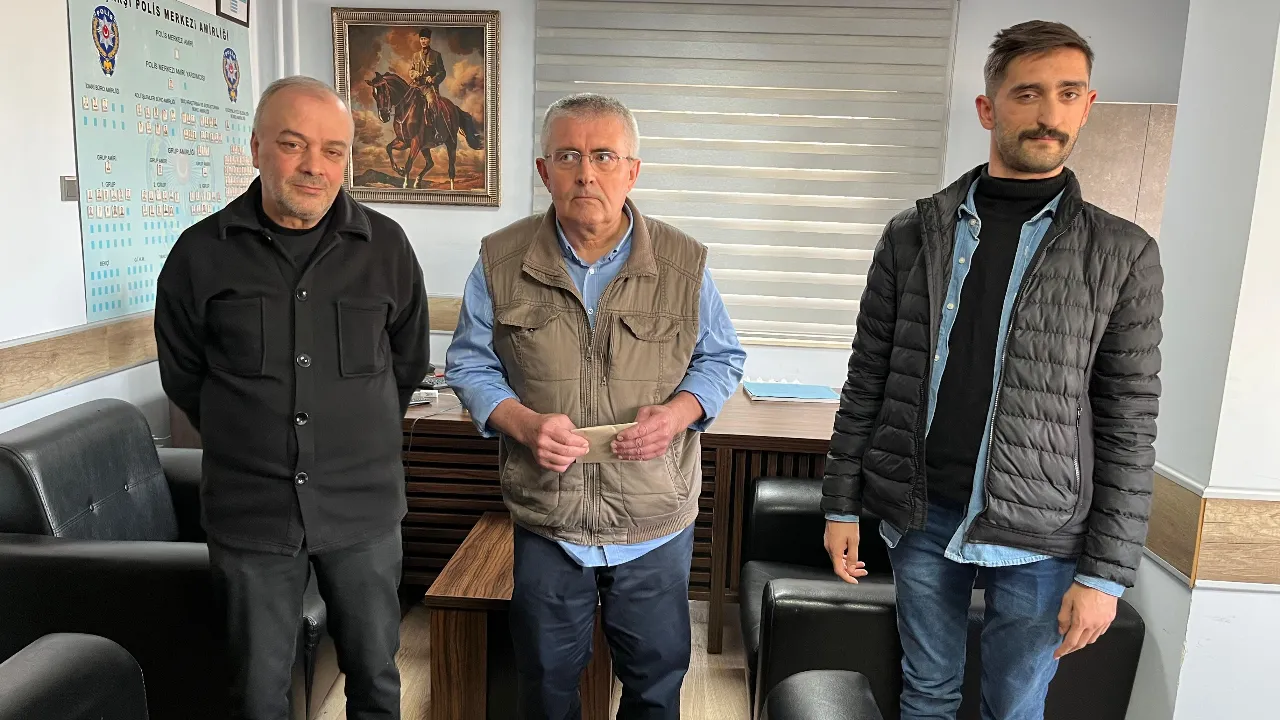 Yolda bulduğu zarfla karakola gitti, herkesi duygulandırdı: Ağlamamak için kendimi zor tutuyorum