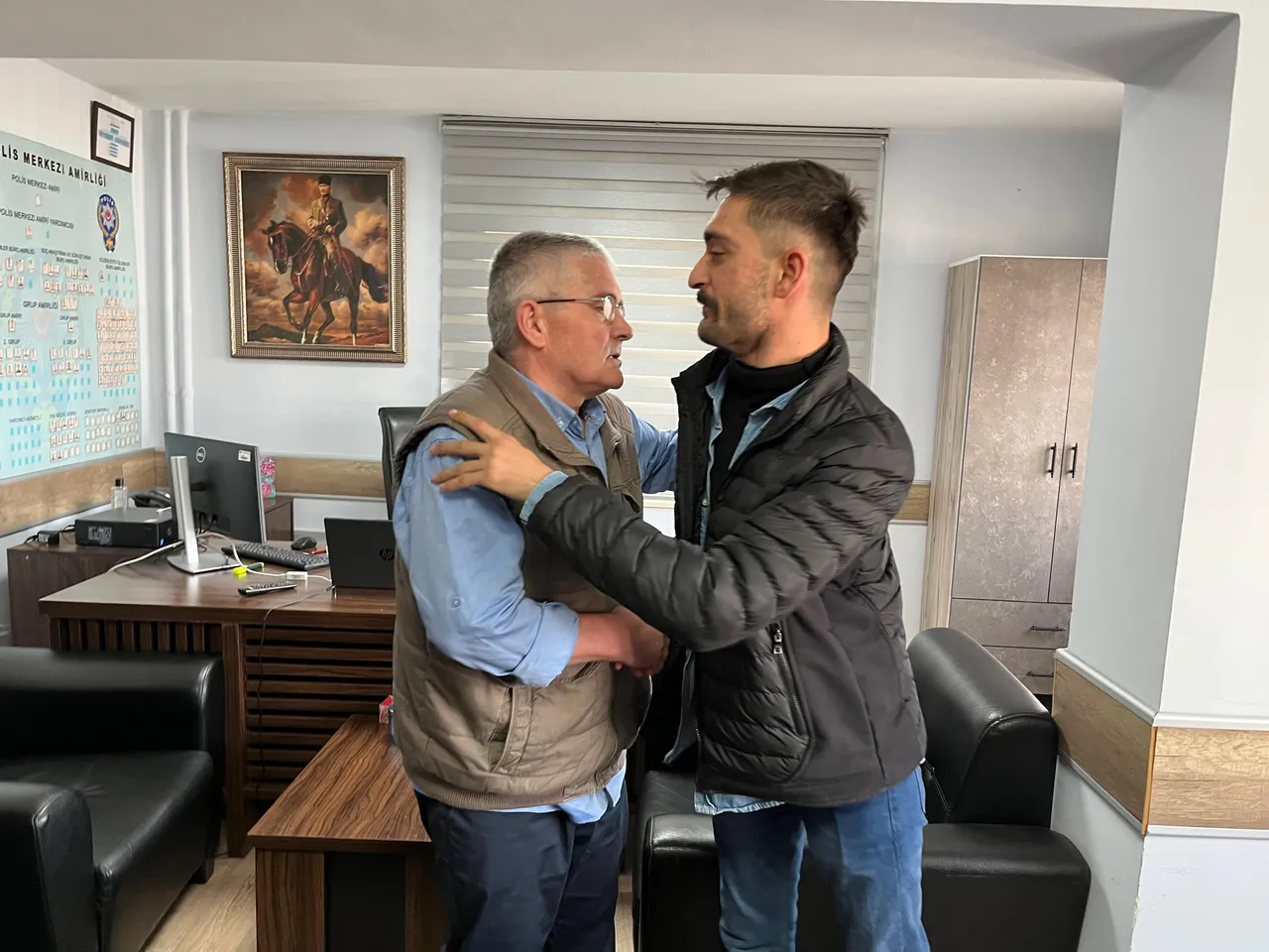 Yolda bulduğu zarfla karakola gitti, herkesi duygulandırdı: Ağlamamak için kendimi zor tutuyorum