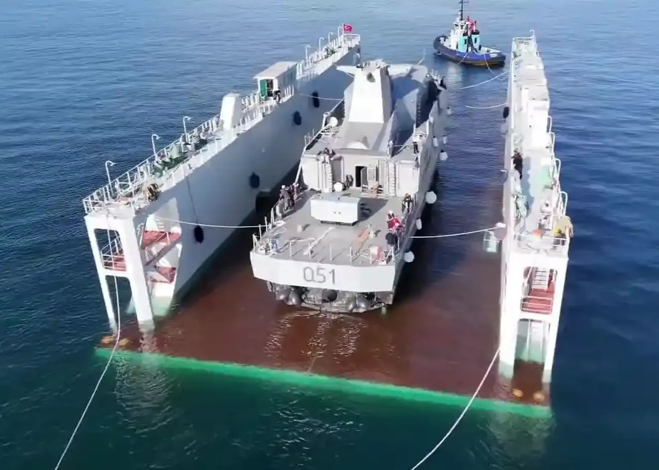 DEARSAN, bu başarılı denize indirme ile birlikte projede bir sonraki aşama olan donatım faaliyetlerine adım atmaya hazırlanırken, ikinci hücum botun da planlandığı takvim doğrultusunda inşasının sürdüğünü açıkladı. DEARSAN, mühendislik kabiliyetleri ve uluslararası savunma sanayii projelerindeki güçlü performansı ile Türkiye’nin deniz platformları alanındaki lider konumunu bir kez daha pekiştiriyor