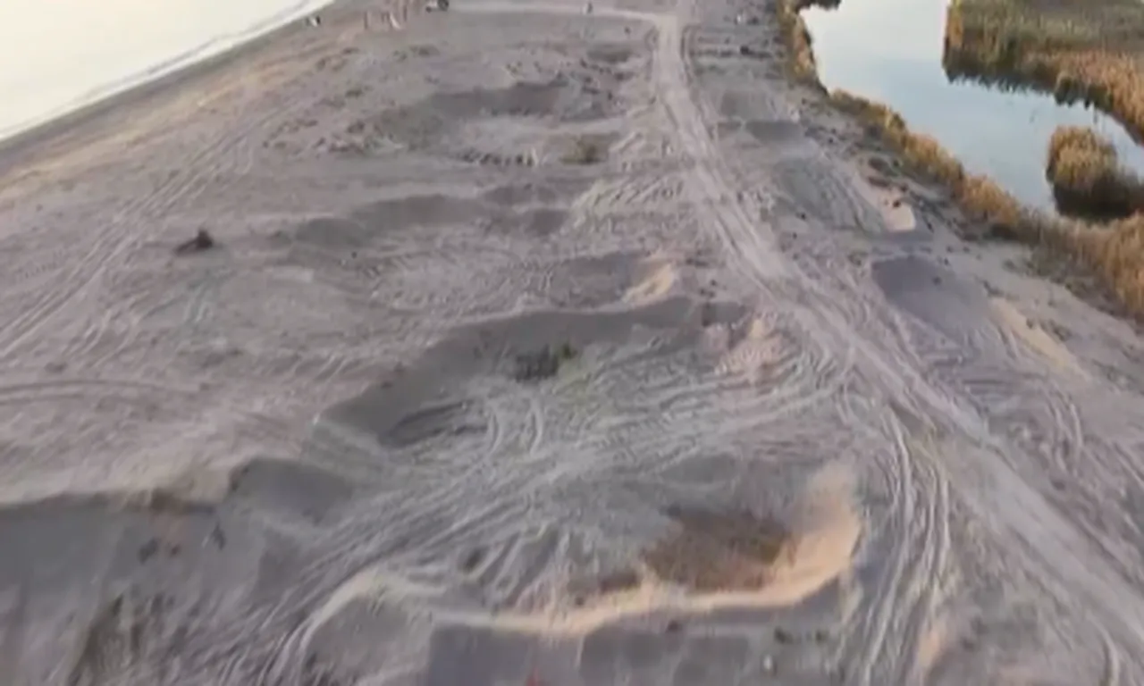 Antalyada iş makineleriyle sahile gelip talan ettiler! Kum hırsızlarına suçüstü