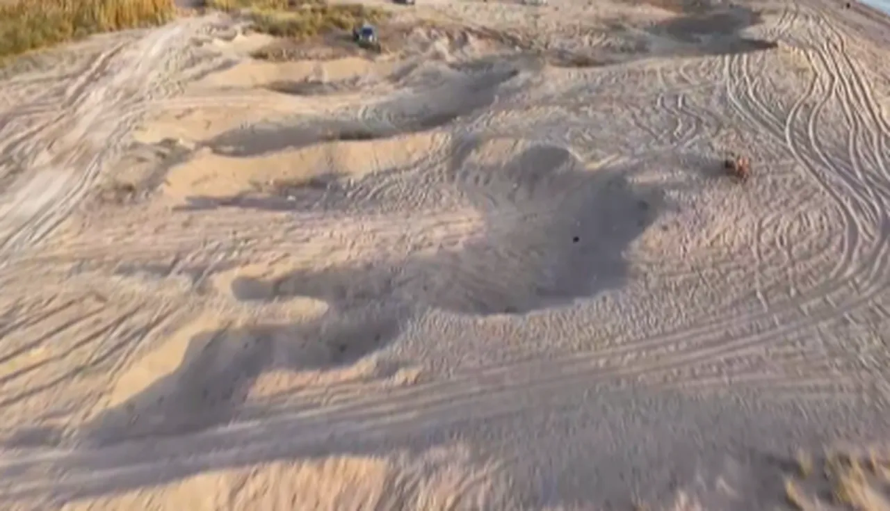 Antalyada iş makineleriyle sahile gelip talan ettiler! Kum hırsızlarına suçüstü