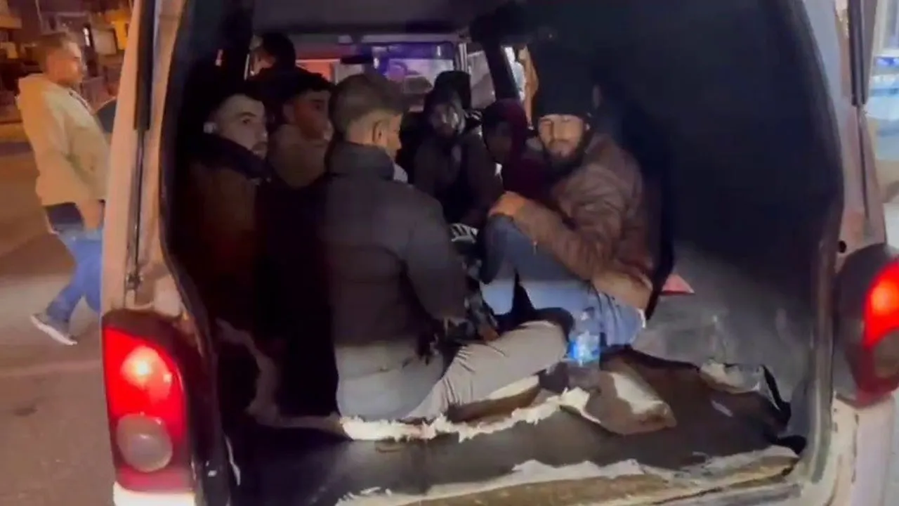 Avrupa hayaliyle yola çıktılar, minibüs bagajında yakalandılar!