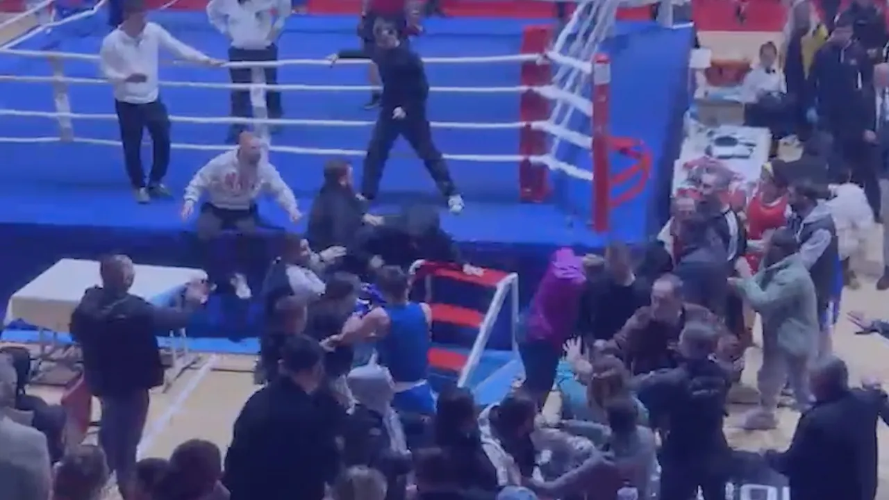 Boks turnuvası savaş alanına döndü: Sporcuların yakınları yumruk yumruğa!