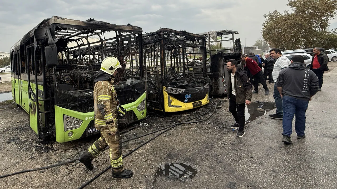 Bursa'da bakım için getirilen 3 halk otobüsü yandı