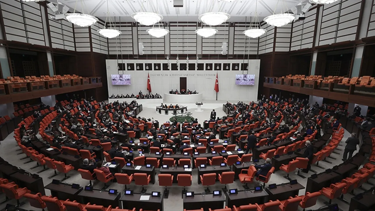 CHP'ye peş peşe katılımlar! TBMM'de yeni tablo ortaya çıktı
