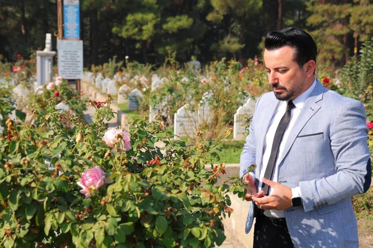 Acılı öğretmen öğrencilerinin mezarını ziyaret etti