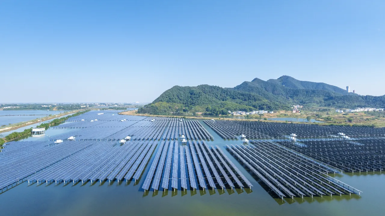 İlk yüzer güneş santrali için geri sayım başladı! Demirköprü Barajı’na kuruluyor