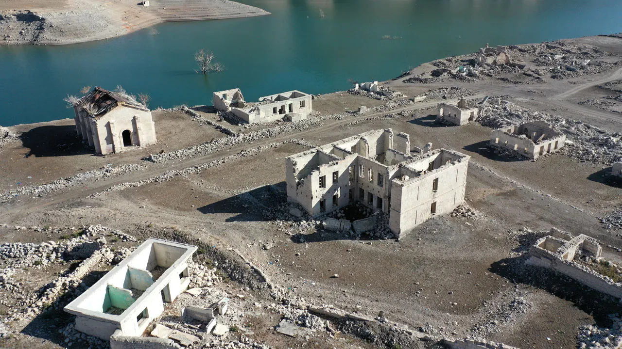 Karsta baraj suları çekildi, eski köy gün yüzüne çıktı