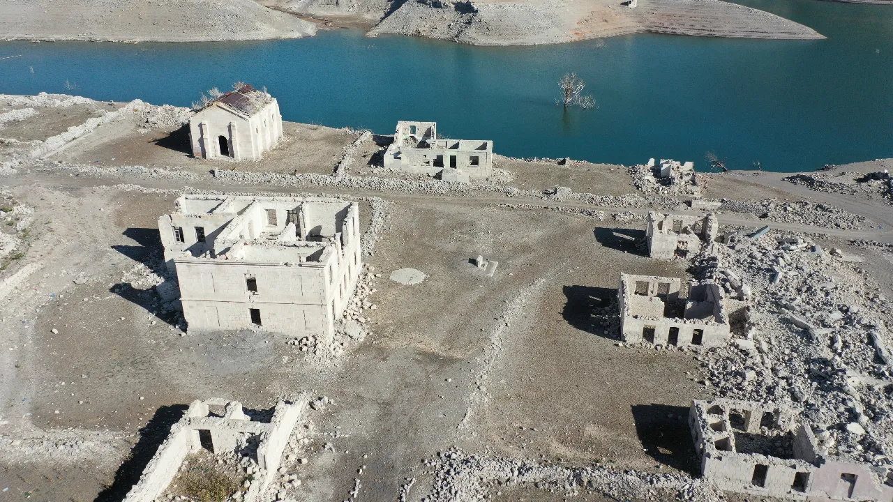 Karsta baraj suları çekildi, eski köy gün yüzüne çıktı