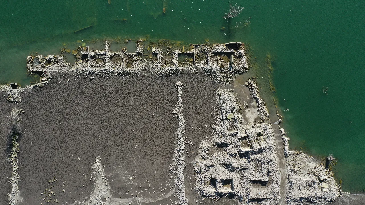 Karsta baraj suları çekildi, eski köy gün yüzüne çıktı