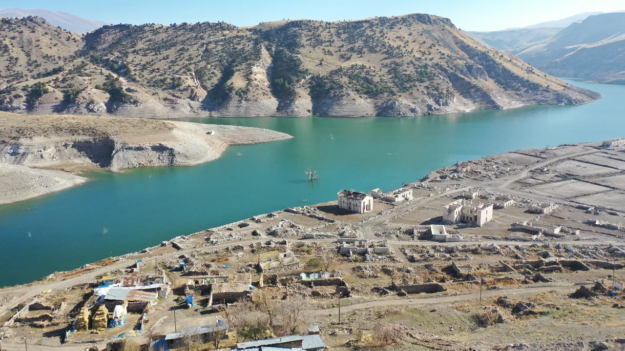 Karsta baraj suları çekildi, eski köy gün yüzüne çıktı