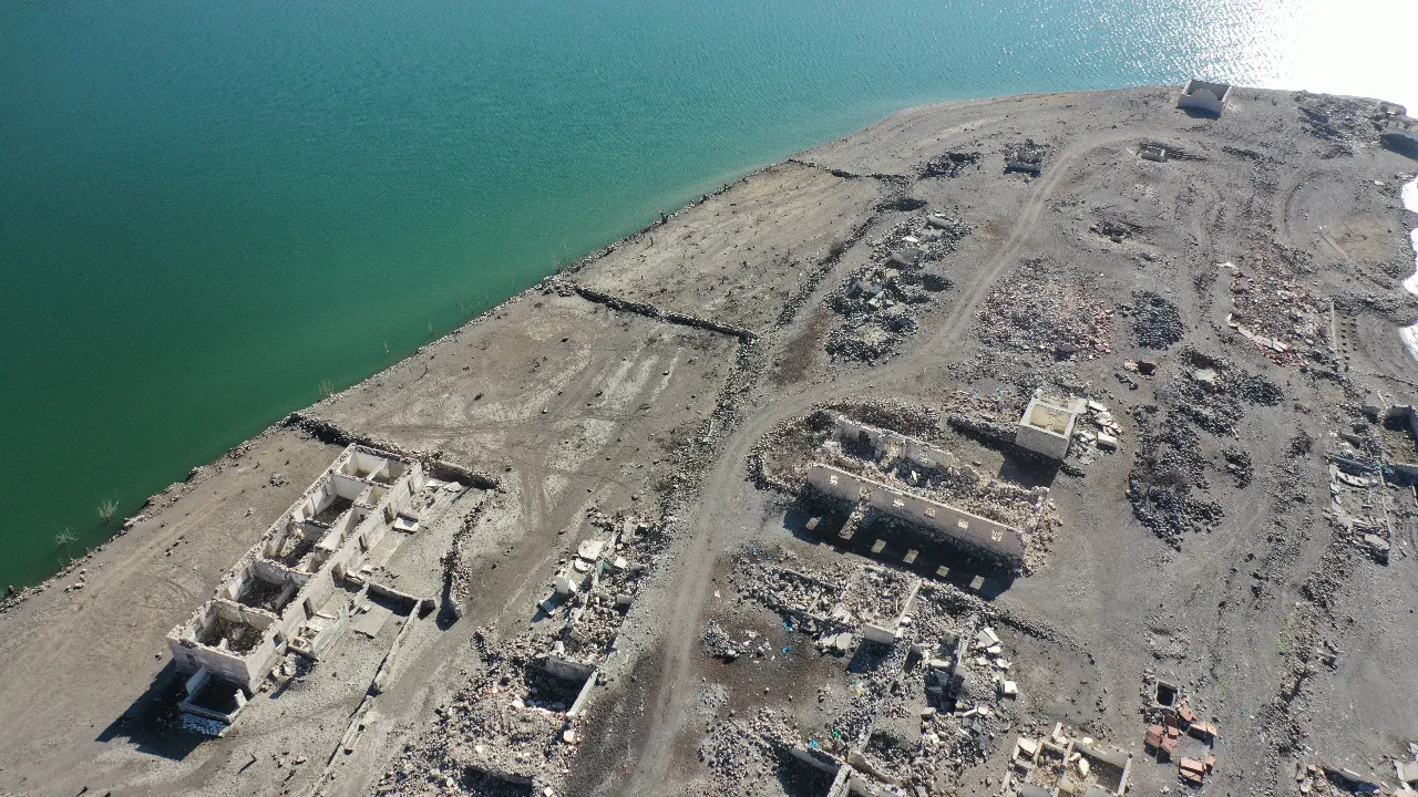 Kars'ta baraj suları çekildi, eski köy gün yüzüne çıktı