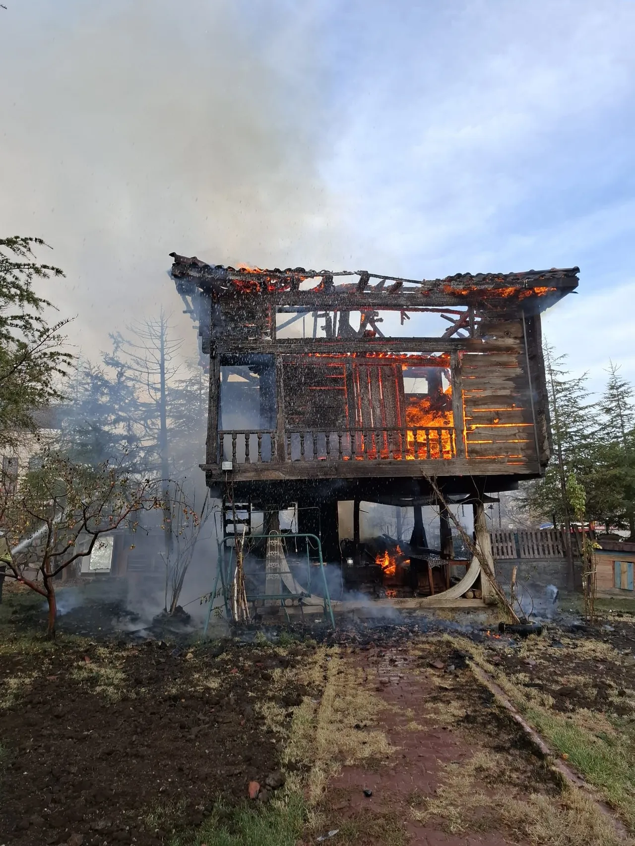 Rize'den Ankara'ya taşınmıştı: 200 yıllık serender kül oldu!
