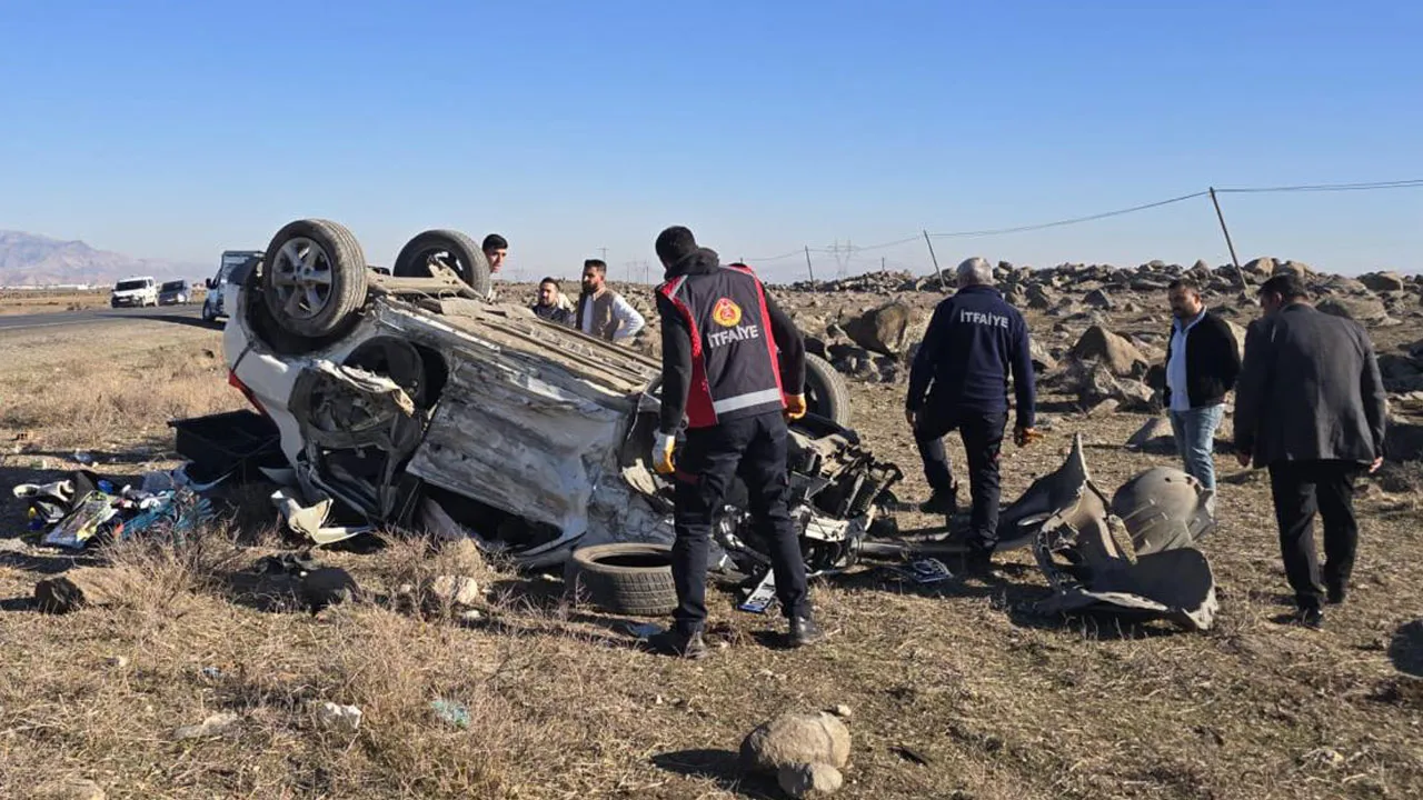 Şırnak'ta 2 araç kafa kafaya çarpıştı: 8 kişi yaralandı