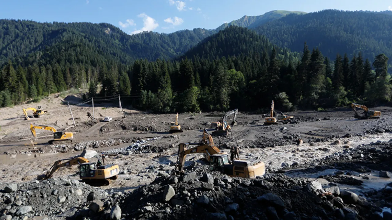 Toprak kaymasında 4 işçi hayatını kaybetti!