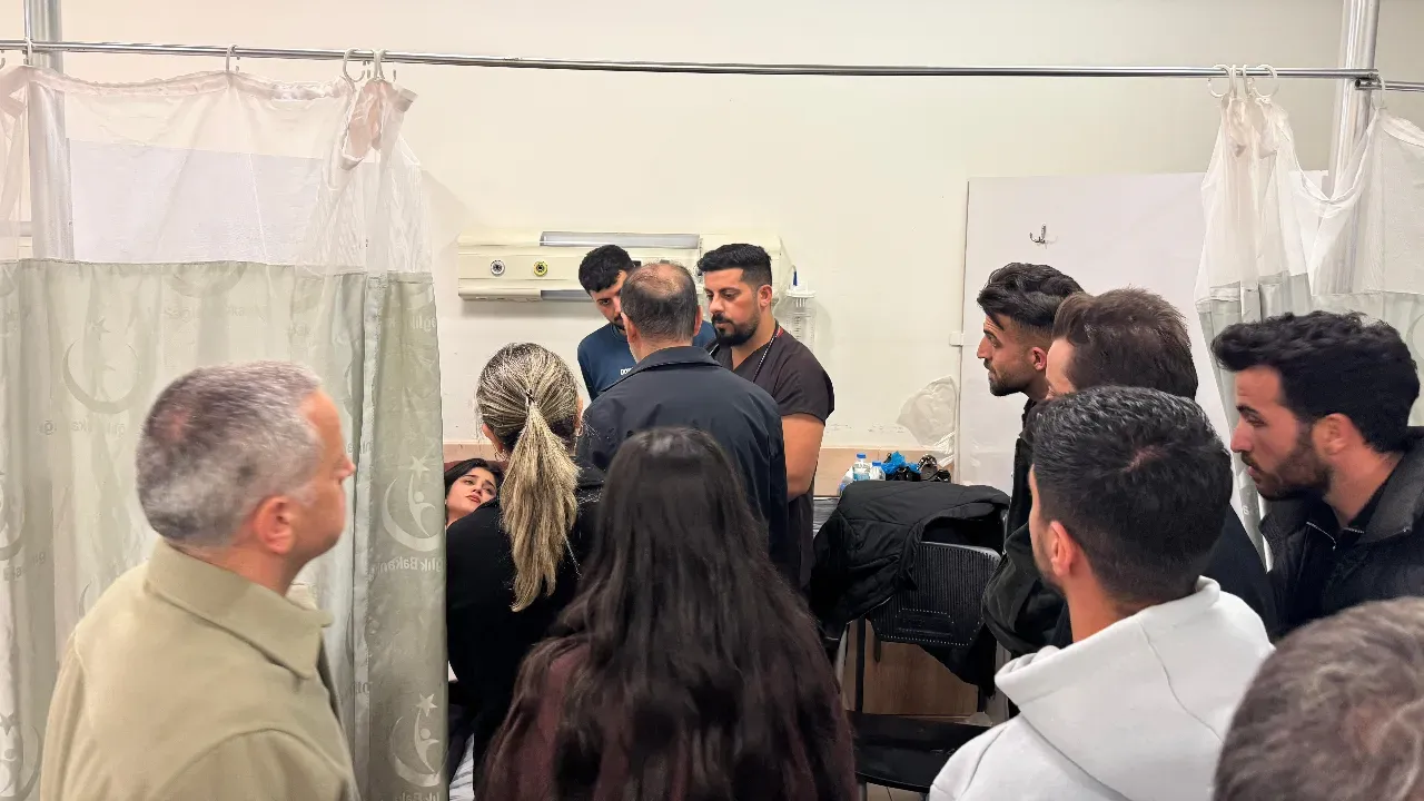 Adıyaman'ın Besni ilçesindeki KYK yurdunda kalan yaklaşık 70 öğrenci akşam yemeğinden sonra zehirlenme şüphesiyle hastaneye kaldırıldı.