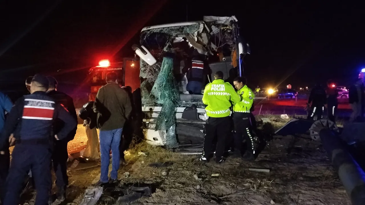 Yolculuk kabusa döndü! Otobüs ve minibüs çarpıştı, çok sayıda yaralı var