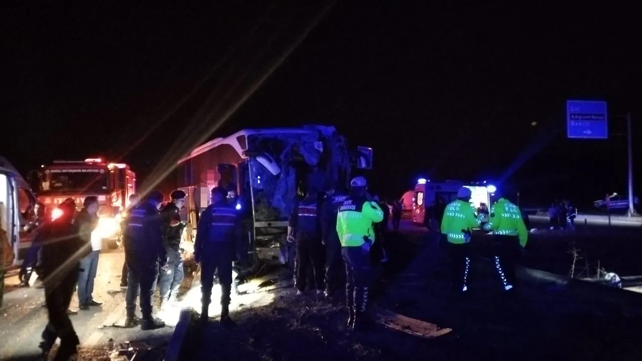 Yolculuk kabusa döndü! Otobüs ve minibüs çarpıştı, ölü ve yaralılar var