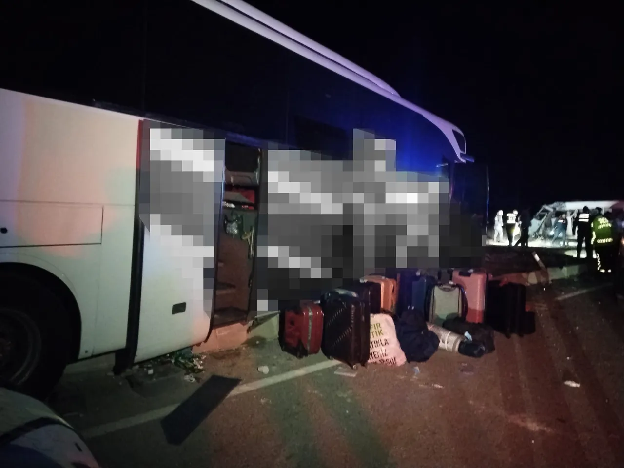 Yolculuk kabusa döndü! Otobüs ve minibüs çarpıştı, ölü ve yaralılar var