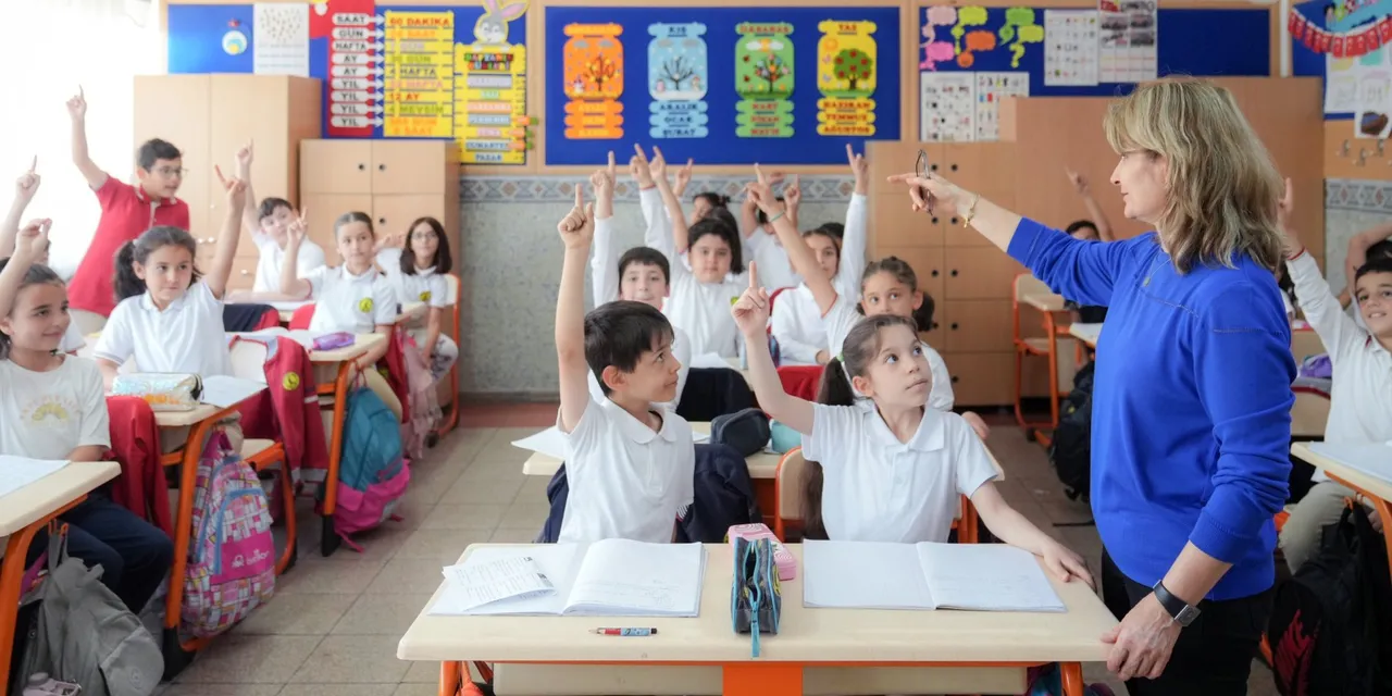 25 Kasım okullar tatil mi, yarın okul var mı?