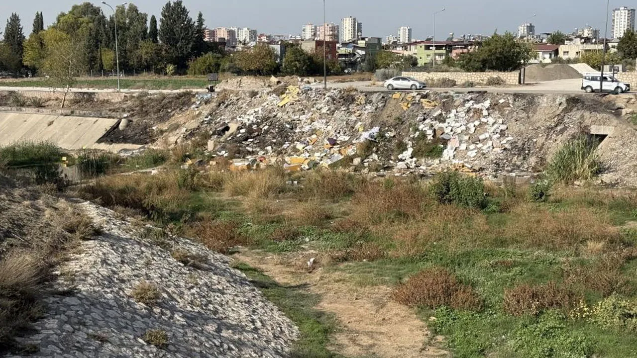 Adana'da kuruyan dereyi moloz döküm sahasına çevirdiler!