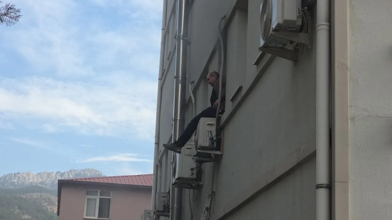 Aile Sağlığı Merkezi'nde yangın! Klima motorunun üzerinde kurtarılmayı bekledi