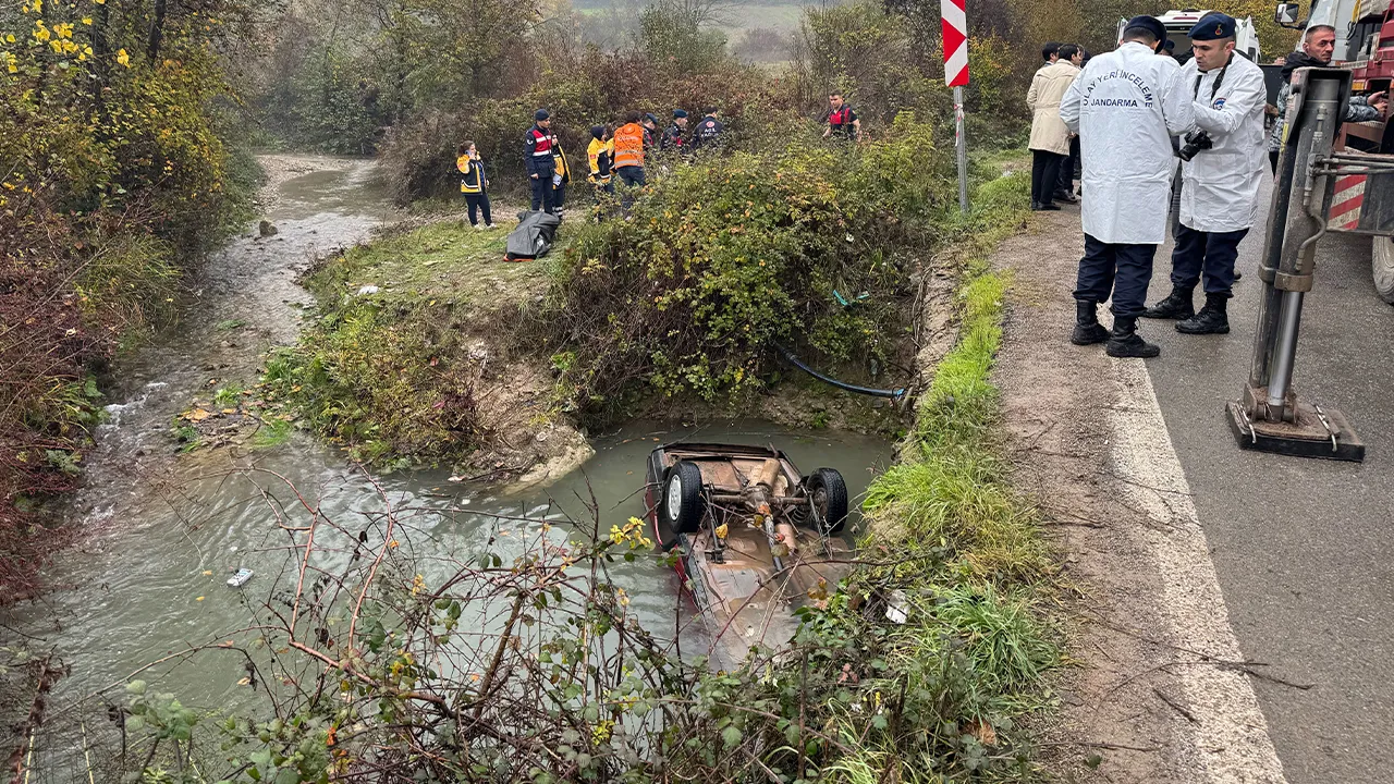 Dere yatağına devrilen otomobildeki karı koca öldü