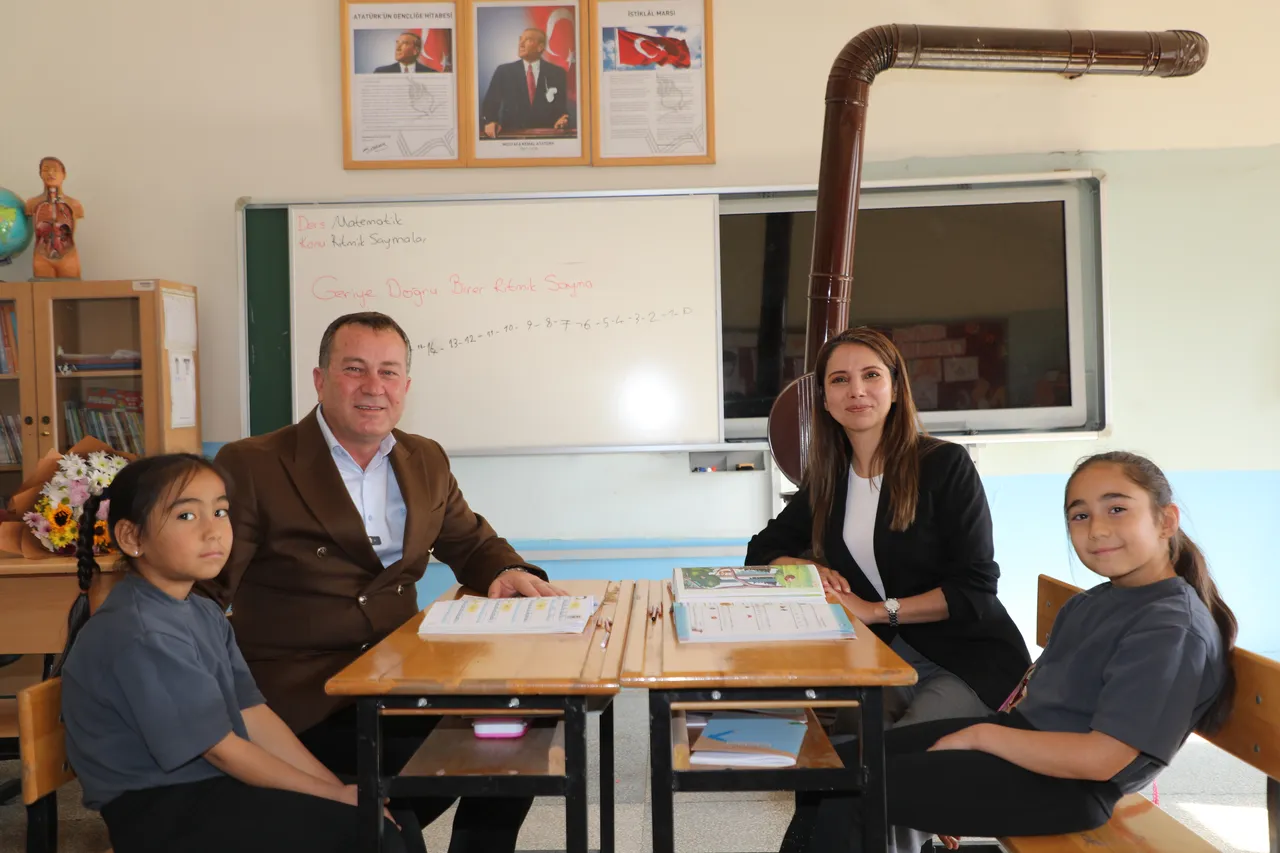 Bu okulda 2 öğrenci, 1 öğretmen var! Her gün 34 kilometre yol katediyor